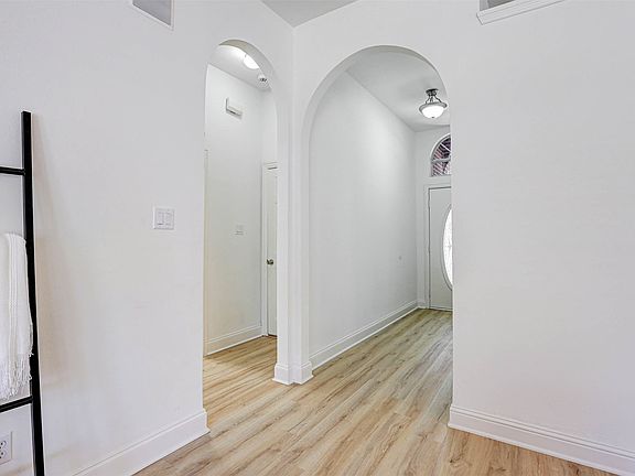 5th image of 512 Surry Ct