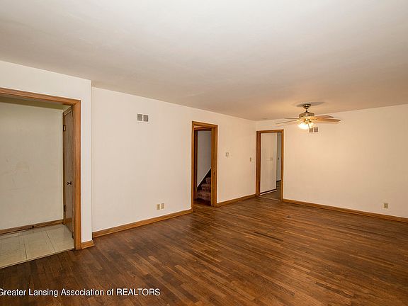 3rd image of 820 Newton St