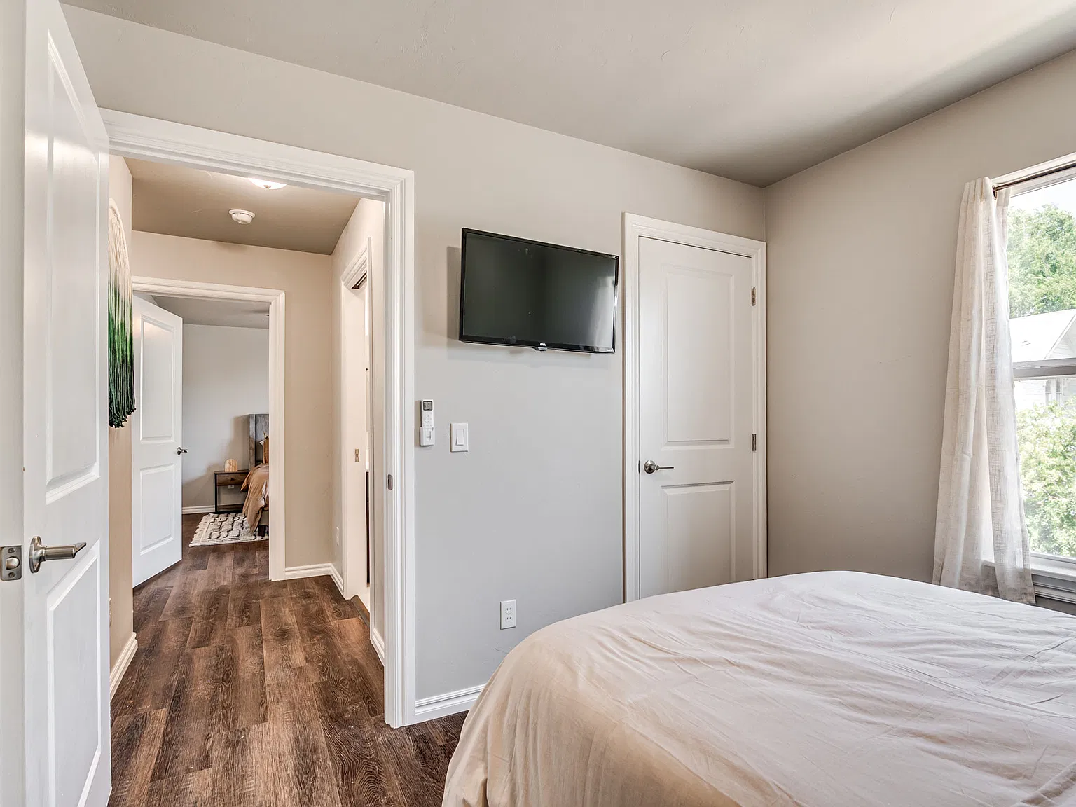 1 bed, 1.5 bath, 1250 sqft, $975 — Photo 2
