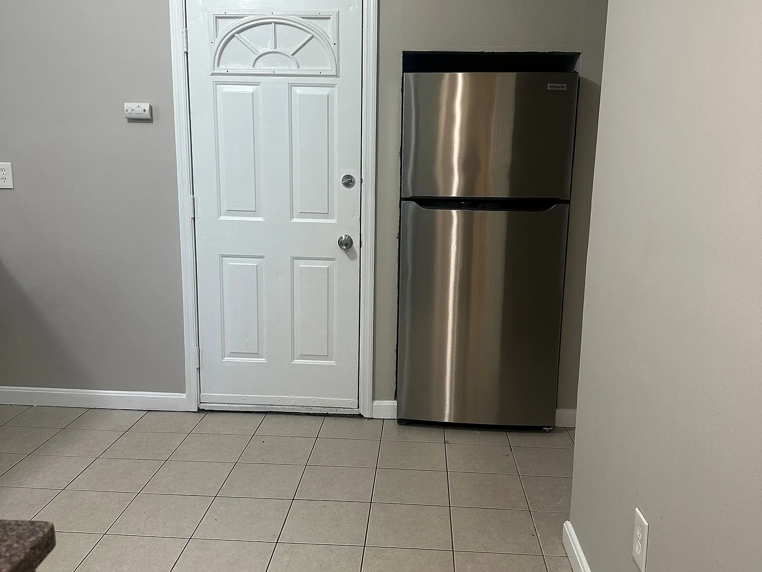 3 bed, 1050 sqft, $3,400 — Photo 2