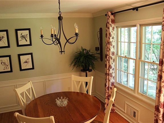 3rd image of 2 Oakwood Ln