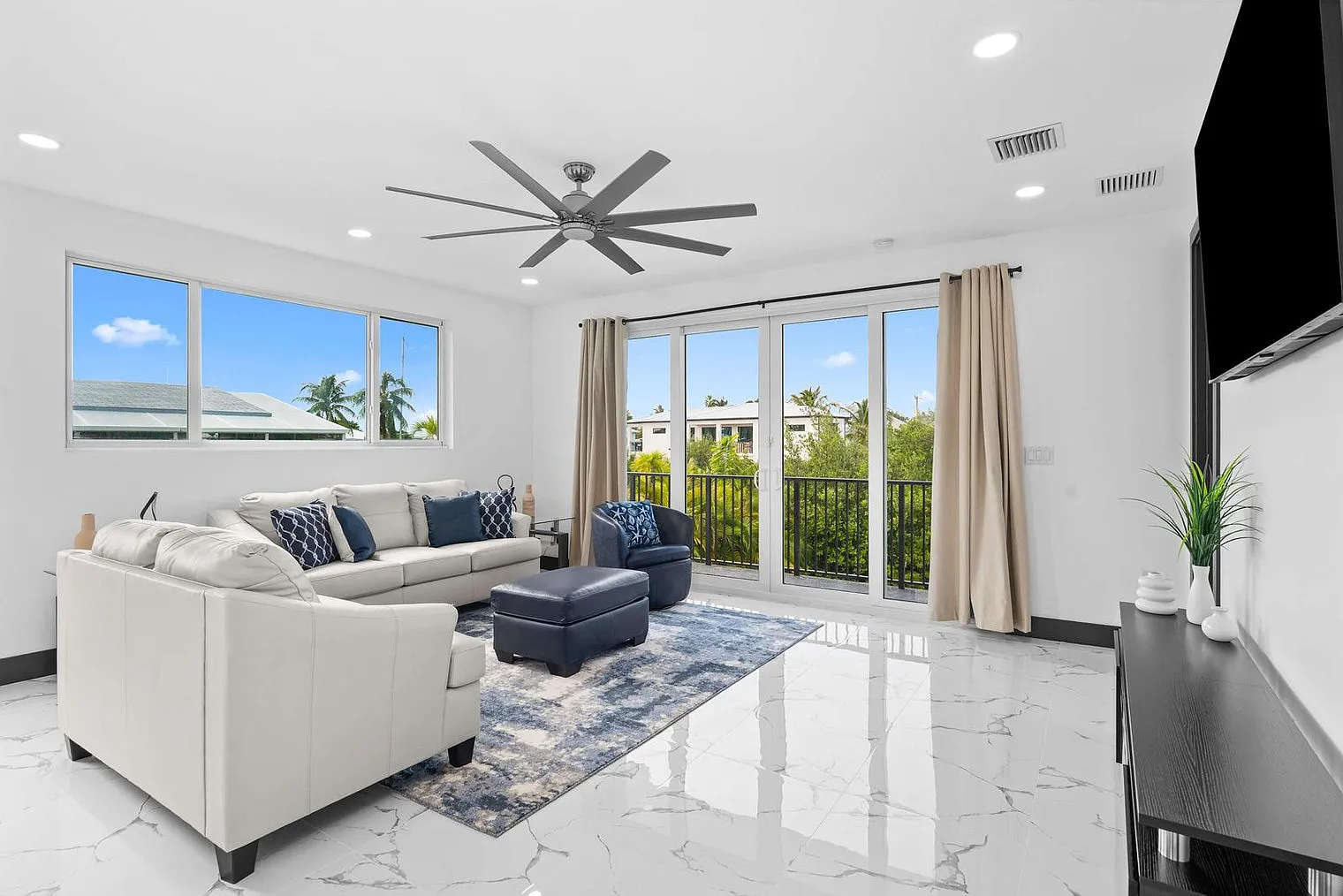 4 bed, 4.0 bath, 2292 sqft, $9,796 — Photo 2
