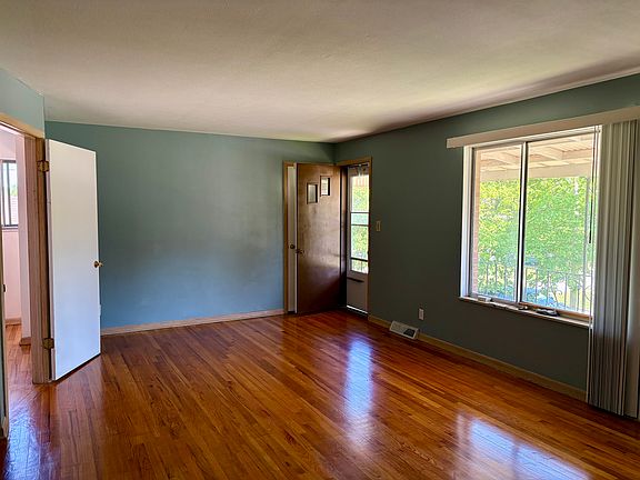 3rd image of 2130 Tuxedo Ave