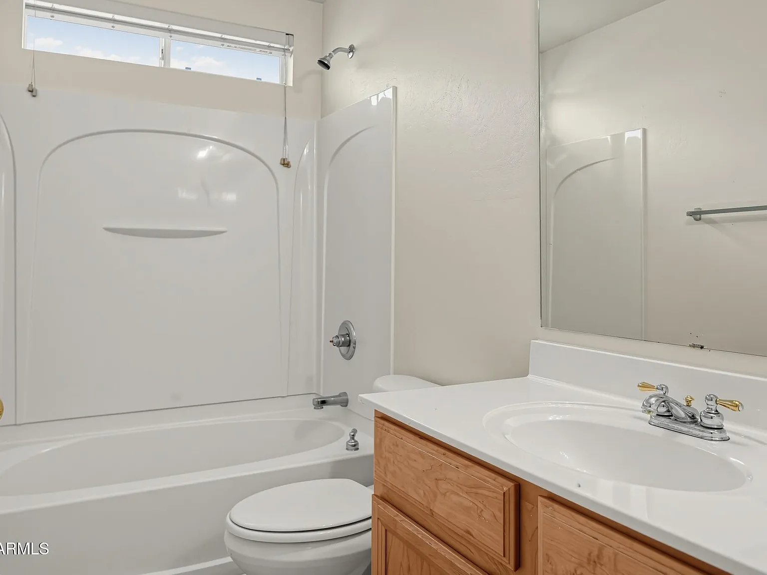 3 bed, 2.5 bath, 2024 sqft, $2,240 — Photo 2