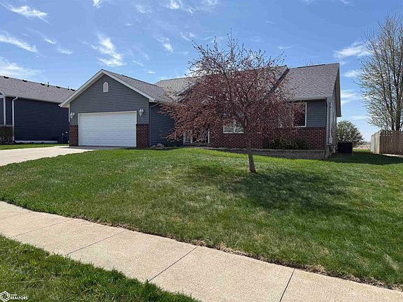 3rd image of 521 Summit Dr