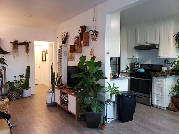 4th image of 2320 E 6th St APT 5