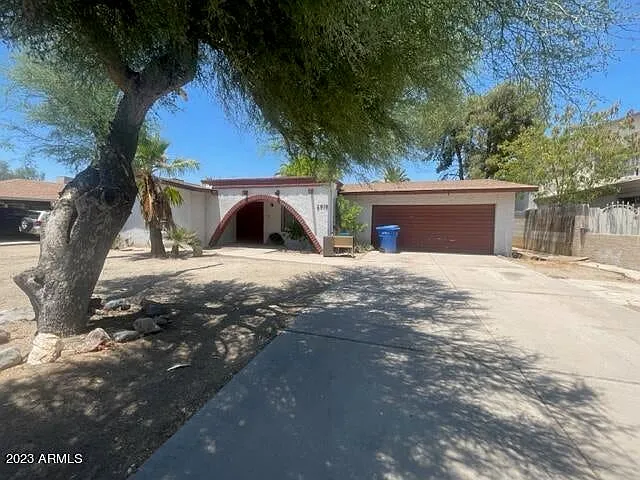 2918 W Glendale Ave — Photo 2