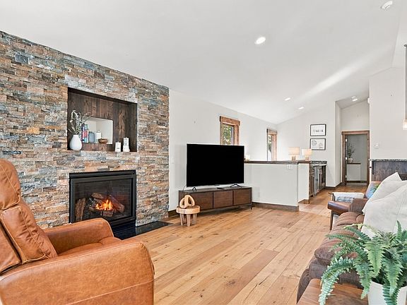 3rd image of 760 Rosewood Cir