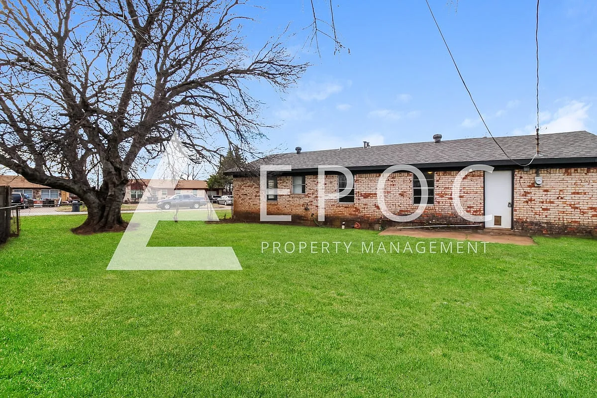 1401 Phoenix Dr — Photo 2