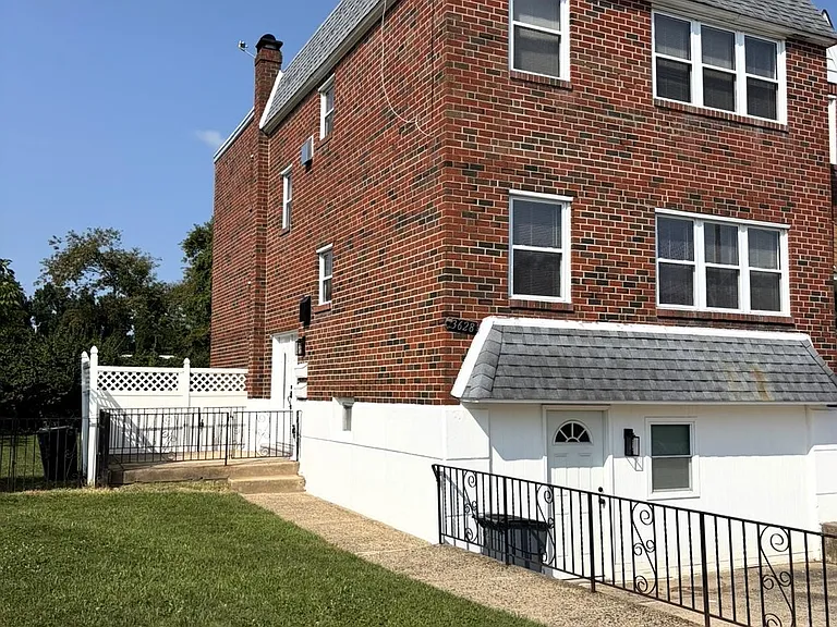 3628 Genesee Dr — Photo 2
