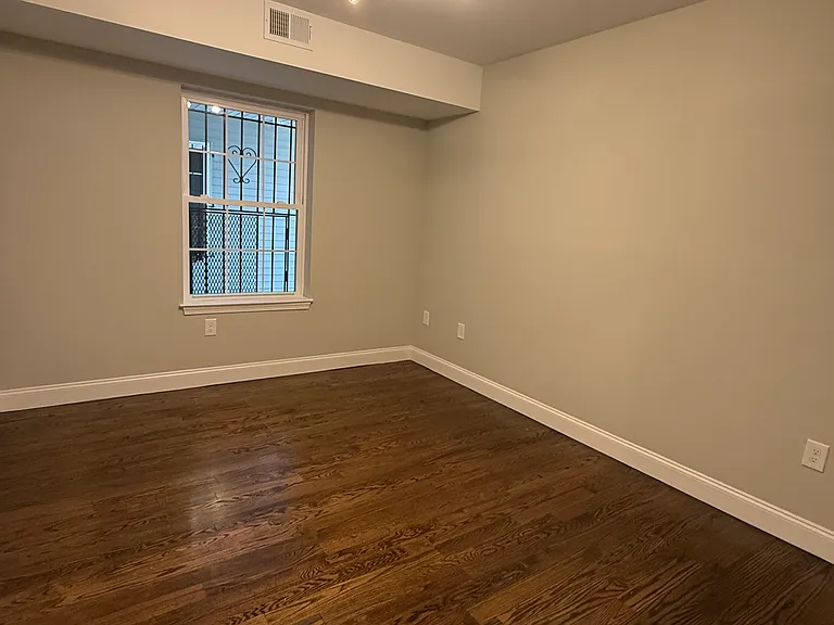 158-160 Oliver St #1 — Photo 7