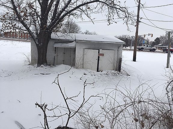 2nd image of 1651 Poplar St