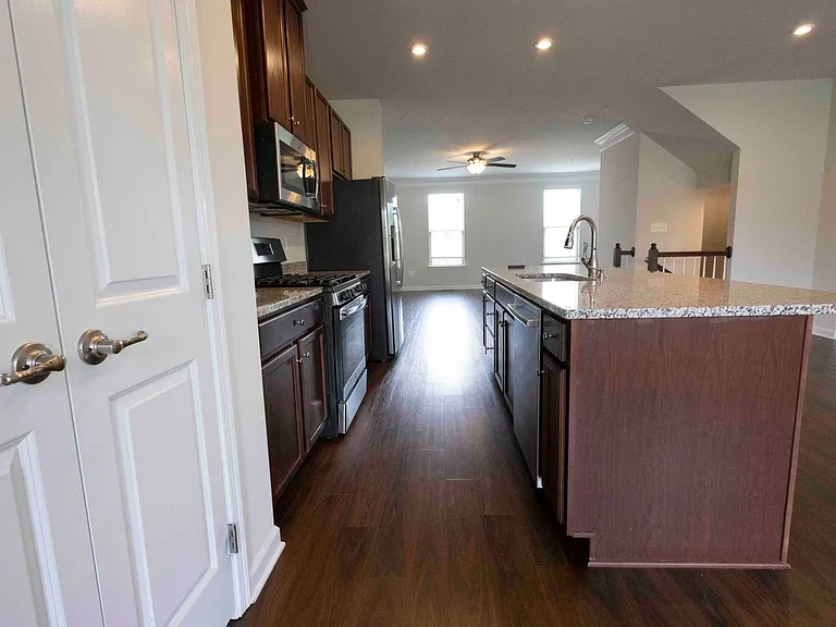 930 Dawes Ct — Photo 21