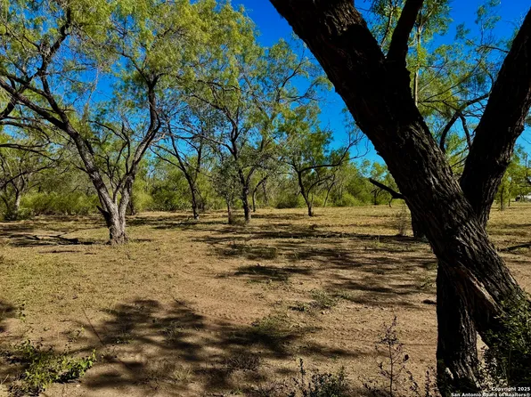 635 Beavers Ln, Uvalde, TX 78801