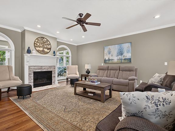 4th image of 32 Sanchez Way