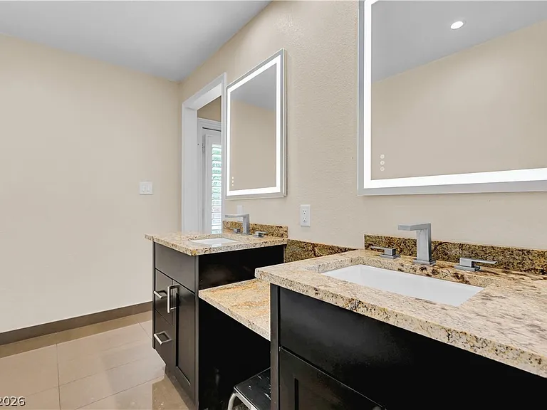 2712 W Oakey Blvd — Photo 25