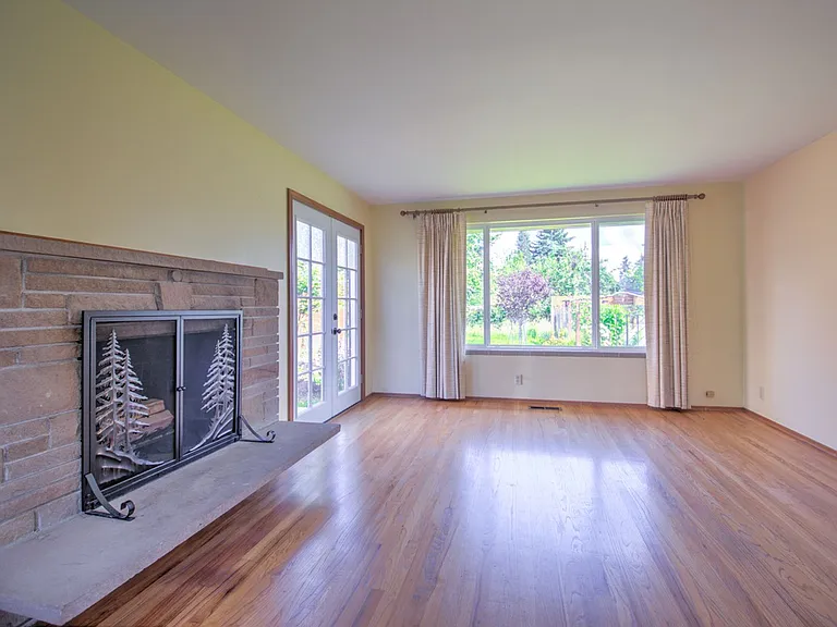 1636 Conger Ave NW — Photo 4