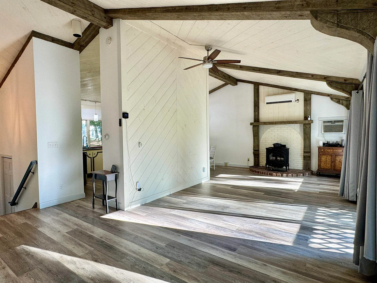 3 bed, 2.0 bath, 2000 sqft, $2,400 — Photo 3