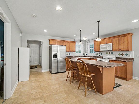 4th image of 4003 Eastbridge Dr