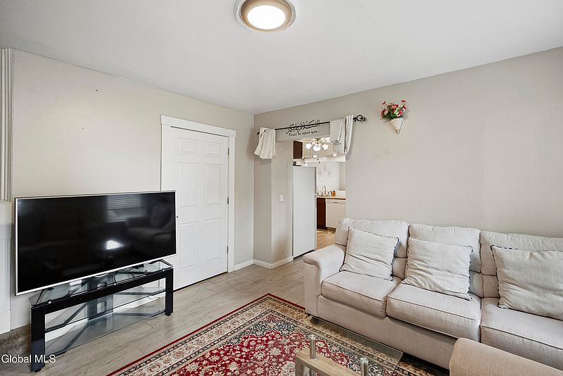 2nd image of 28 Grant Avenue