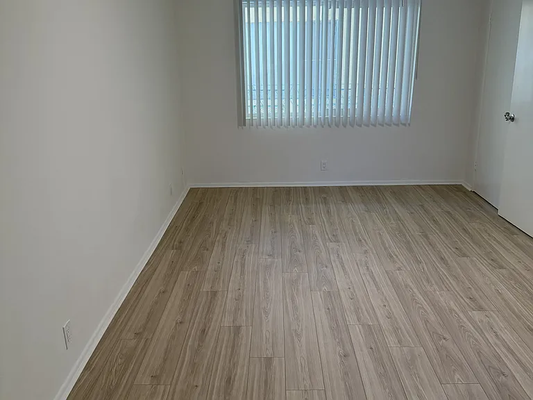 4310 Ventura Cyn Ave — Photo 20