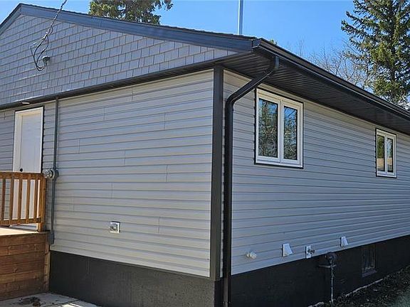 4th image of 905 107th Ave