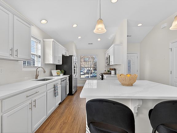 5th image of 4226 Katherine Pl