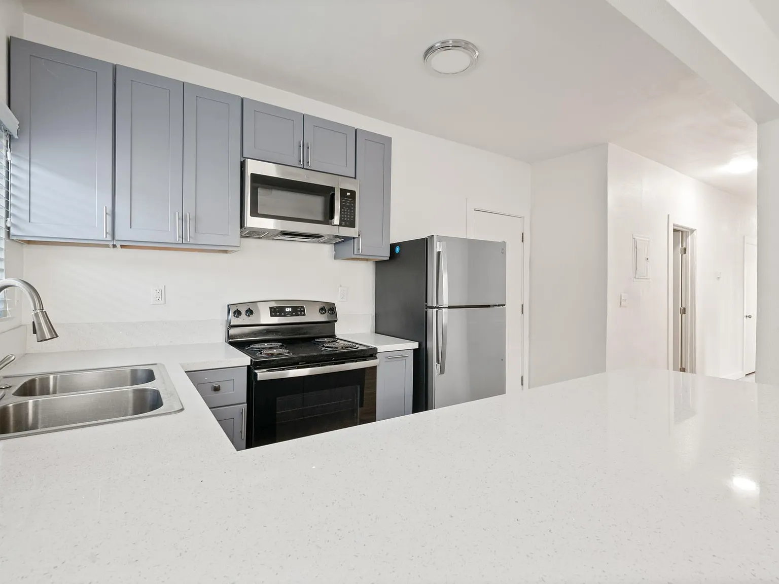 3 bed, 838 sqft, $2,650 — Photo 3