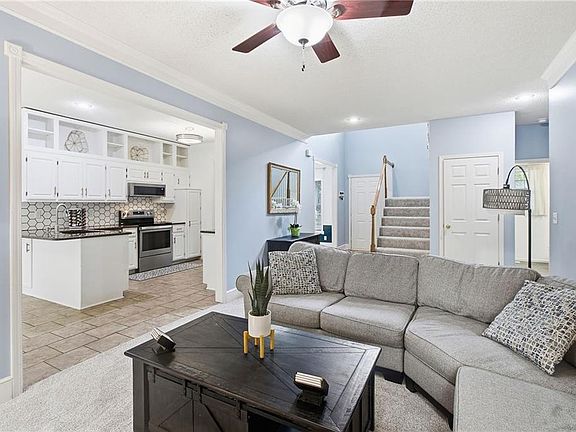 4th image of 15466 Wyandotte Dr