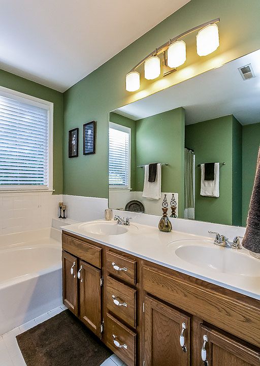 There is a private bath.