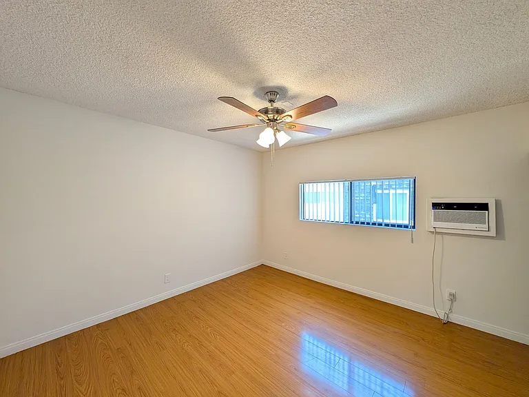 Dickens Garden Apartments — Photo 23