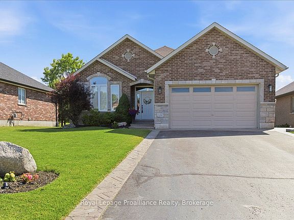 2nd image of 109 Pinnacle St