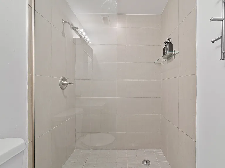 2318 N Park Ave #2R — Photo 12