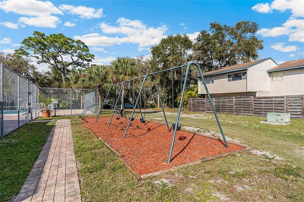 3 bed, 2.5 bath, 1250 sqft, $2,150 — Photo 4