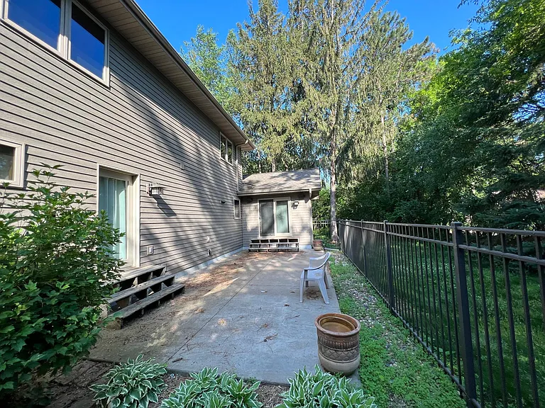 1701 Pheasant Run — Photo 24