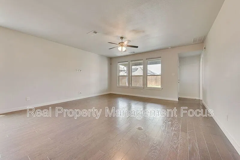 4 bed, 2.5 bath, 2407 sqft, $2,500 — Photo 3