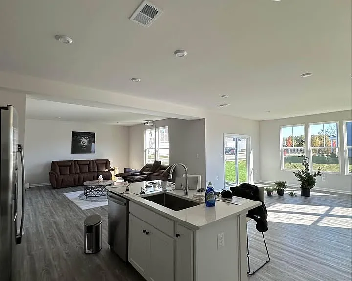 19 Eisenhower Ave — Photo 5