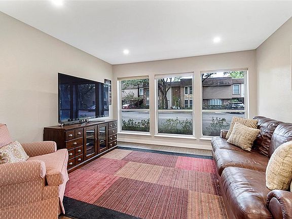 3rd image of 8926 Chatsworth Dr #8926