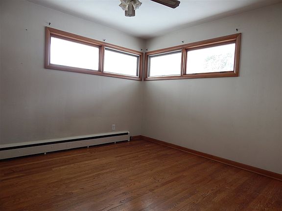 4th image of 210 Hollister Ave