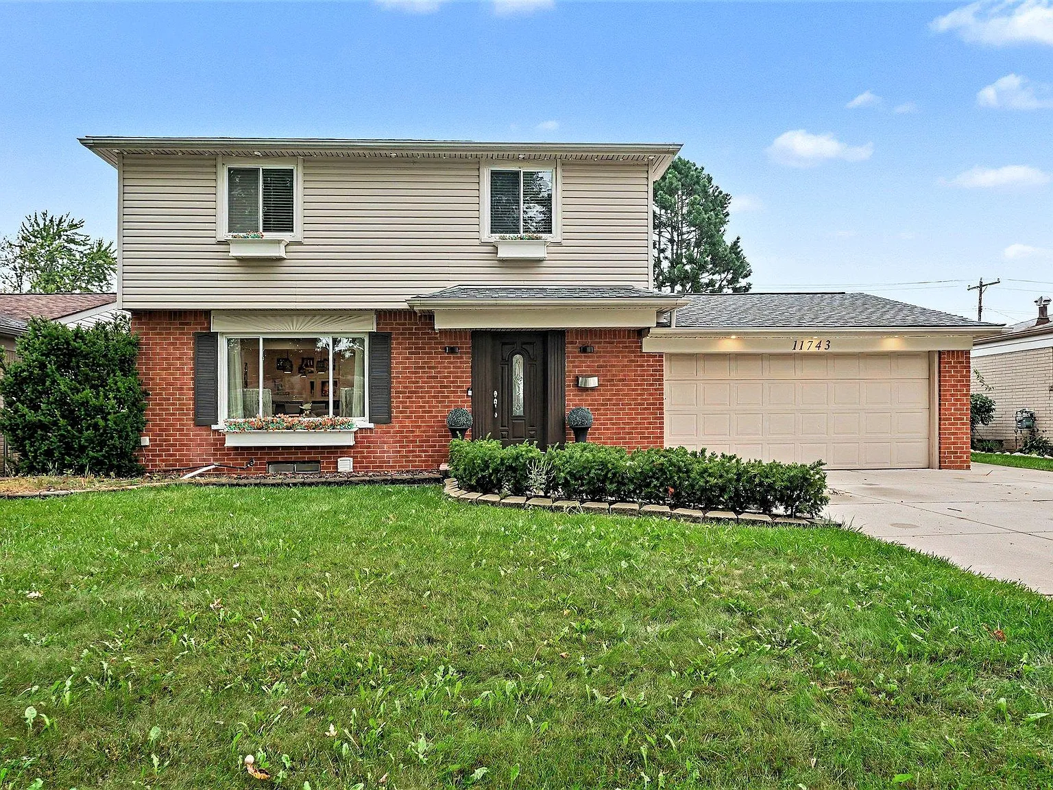 3 bed, 1.5 bath, 1419 sqft, $2,490 — Photo 1