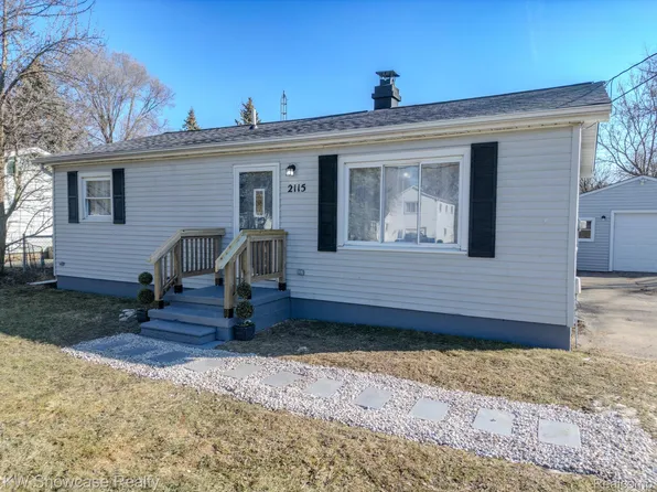 2115 Sandalwood Dr, Burton, MI 48519