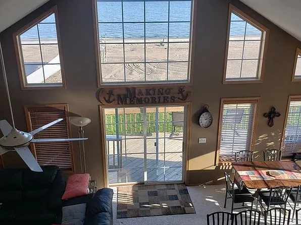 2041 Twin Lakes Rd, Lake Preston, SD 57249