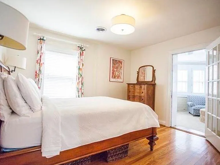 555 Stratford Ave — Photo 3
