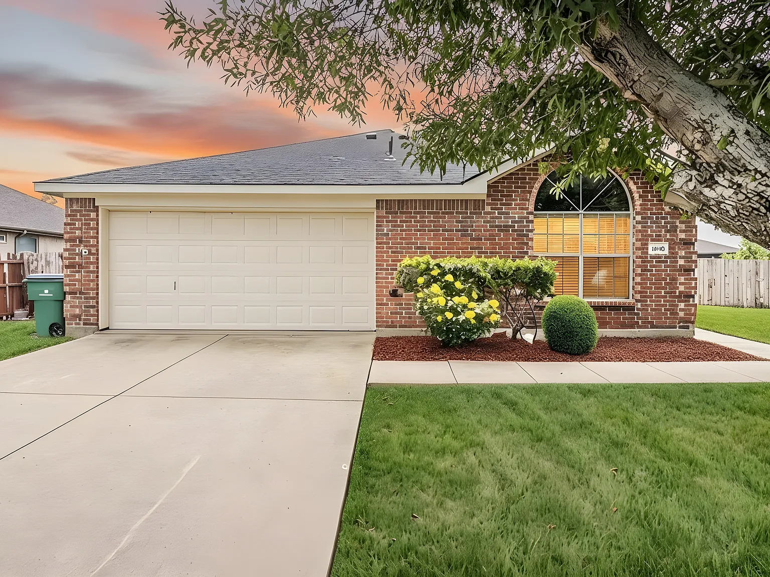 3 bed, 1261 sqft, $2,100 — Photo 1