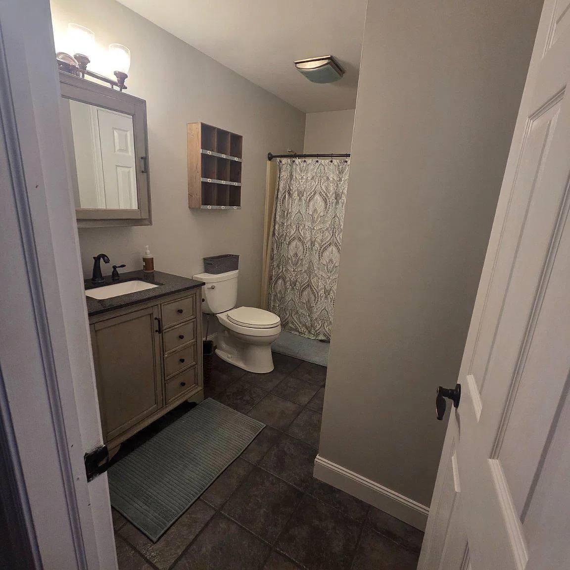 4 bed, 2.0 bath, 2026 sqft, $2,500 — Photo 4