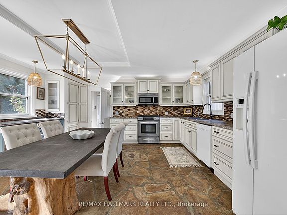 5th image of 84 Wellington St E