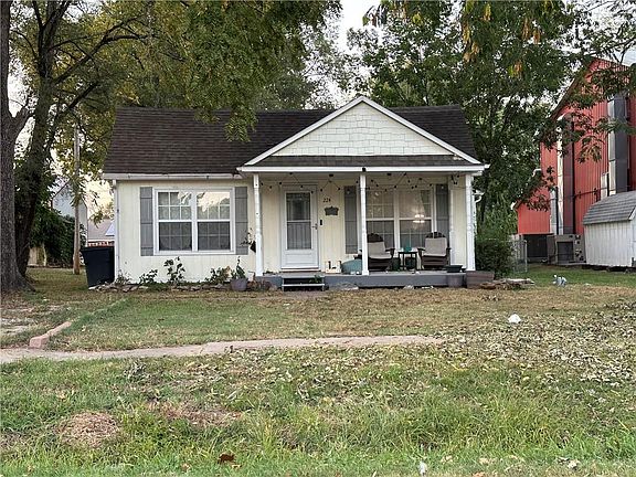 3rd image of 224 E 3rd St