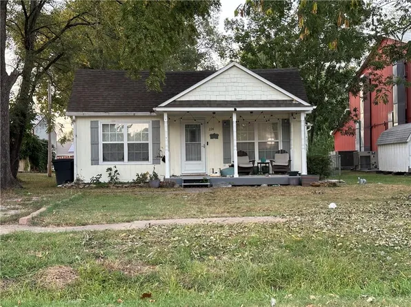 224 E 3rd St, Adrian, MO 64720