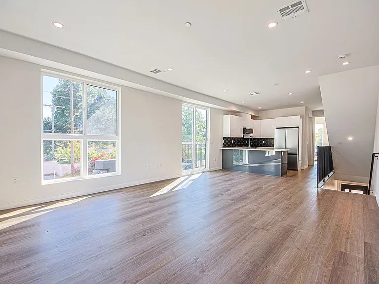 10717 Addison St — Photo 15