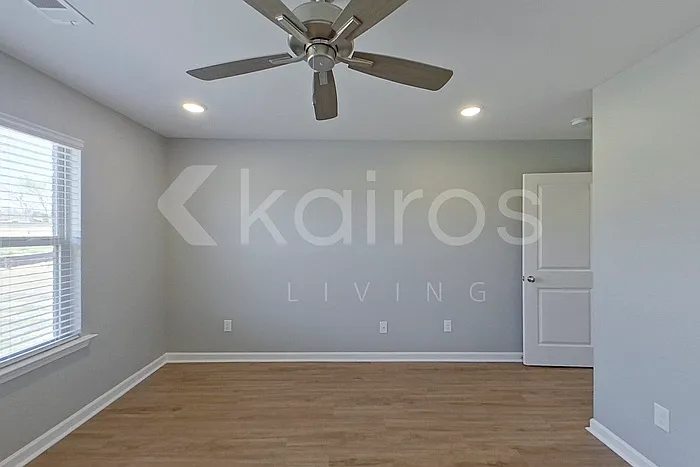 349 Angela St — Photo 14
